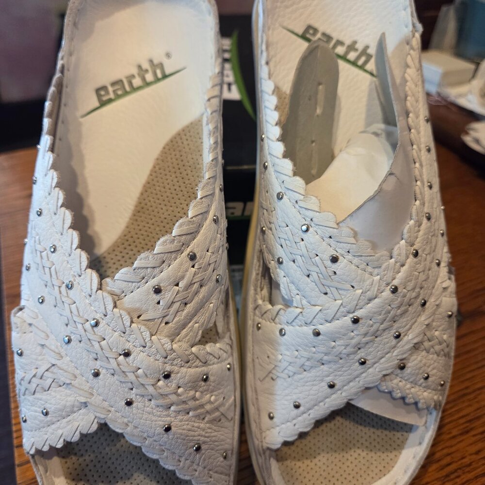 New earth shoes white butter calf womens sandals size 8